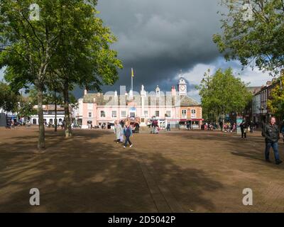 Old Town Hall Greenmarket Carlisle Cumbria Inghilterra Regno Unito Housing City Centro informazioni turistiche e Costa Coffee Shop Foto Stock