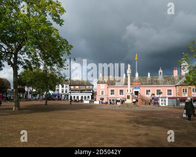 Old Town Hall Greenmarket Carlisle Cumbria Inghilterra Regno Unito Housing City Centro informazioni turistiche e Costa Coffee Shop Foto Stock