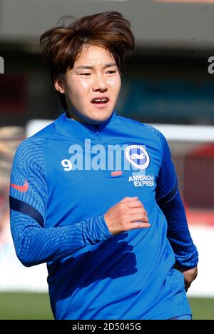 CRAWLEY, INGHILTERRA - OTTOBRE 11: Guen min Lee di Brighton e Hove Albion WFC durante il riscaldamento pre-partita durante Barclays fa Women Super League Foto Stock