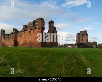 Rovine Castello di Penrith costruito alla fine del 14 ° secolo da Ralph Neville ha giocato un ruolo chiave nella difesa dello scozzese Confine Cumbria Inghilterra Regno Unito Foto Stock