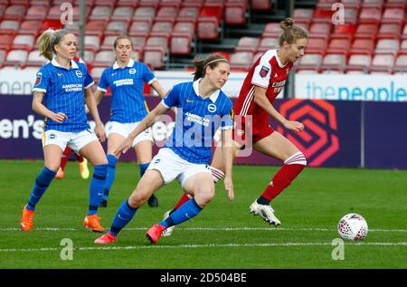 CRAWLEY, INGHILTERRA - OTTOBRE 11: Vivianne Miedemi di Arsenal durante Barclays fa Women Super League match tra Brighton e Hove Albion Women e A. Foto Stock