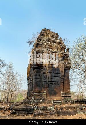 Antica torre di mattoni Prasat PRAM rovine del tempio di Koh Ker Siem Reap Cambogia. Città di Angkor e Templi monumento di architettura. Sito archeologico in so Foto Stock