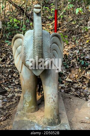 Prasat Krahom mattoni rossi Tempio indù a Koh Ker. Muschio sul mattone di pietra arenaria laterite blocchi archeologici Paesaggio di Koh Ker, camma nord-occidentale Foto Stock