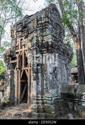 Prasat Krahom mattoni rossi Tempio indù a Koh Ker. Muschio sul mattone di pietra arenaria laterite blocchi archeologici Paesaggio di Koh Ker, camma nord-occidentale Foto Stock