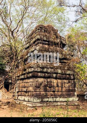 Antica torre di mattoni Prasat PRAM rovine del tempio di Koh Ker Siem Reap Cambogia. Città di Angkor e Templi monumento architettonico. Paesaggio archeologico Foto Stock