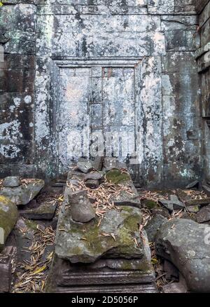 Tempio indù Prasat Krahom a Koh Ker. Paesaggio archeologico di Koh Ker, Cambogia nord-occidentale. Artefakt archeologia Moss sulla pietra arenaria in mattoni Foto Stock