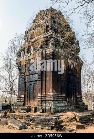 Antica torre di mattoni Prasat PRAM rovine del tempio di Koh Ker Siem Reap Cambogia. Città di Angkor e Templi monumento architettonico. Foto Stock