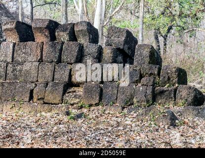 Tempio indù Prasat Krahom a Koh Ker. Paesaggio archeologico di Koh Ker, Cambogia nord-occidentale. Muschio sui blocchi di laterite di pietra arenaria. Foto Stock