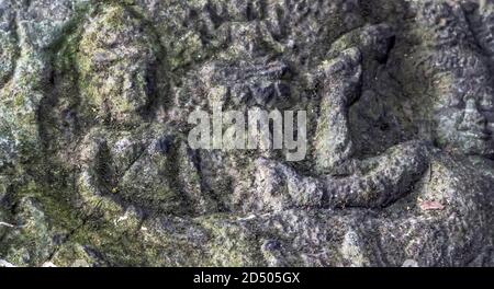 sassi di ciottoli per ornare immagini di divinità indù scolpite in rilievo sulle rocce. Siem Reap, Cambogia Kbal Spean questo fiume cambogiano è coperto Foto Stock