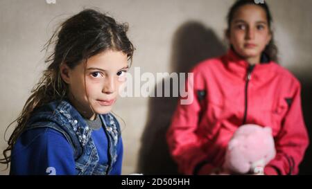 bambino stanco, viso triste, bambini malati in attesa di entrare in clinica Foto Stock