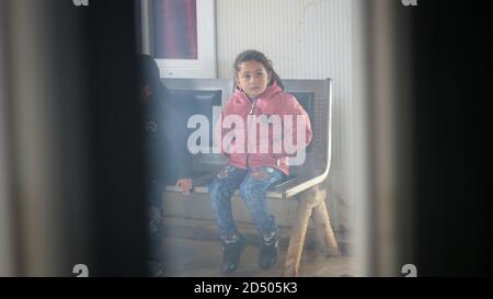 bambino stanco, viso triste, bambini malati in attesa di entrare in clinica Foto Stock