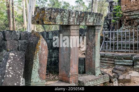 Artefakt archeologia Moss sui blocchi di laterite in pietra arenaria Prasat Krahom paesaggio archeologico di Koh Ker all'Angkor Wat sito in NOR Foto Stock