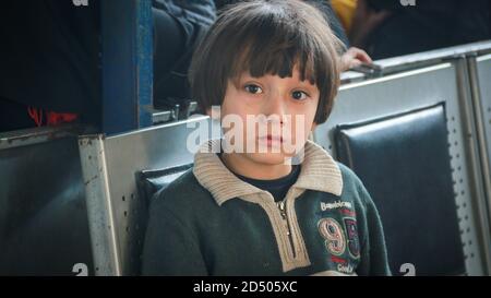 bambino stanco, viso triste, bambini malati in attesa di entrare in clinica Foto Stock