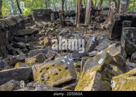 Artefakt archeologia Moss sui blocchi di laterite in pietra arenaria Prasat Krahom paesaggio archeologico di Koh Ker all'Angkor Wat sito in NOR Foto Stock