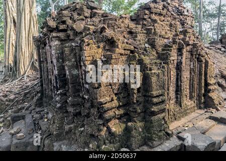 Prasat Krahom mattoni rossi Tempio indù a Koh Ker. Muschio sul mattone di pietra arenaria laterite blocchi archeologici Paesaggio di Koh Ker, camma nord-occidentale Foto Stock