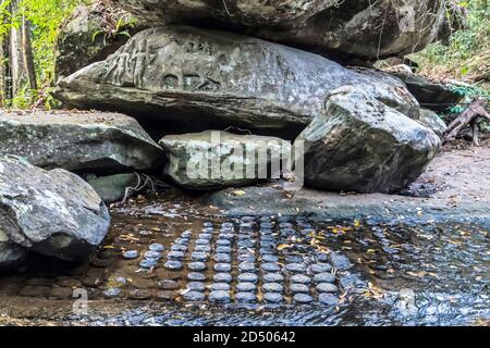 Valle di un 1000 Lingas o il fiume di un migliaio di Lingas. Siem Reap, Cambogia Kbal Spean questo letto di fiume cambogiano è coperto di antica fertilità symb Foto Stock