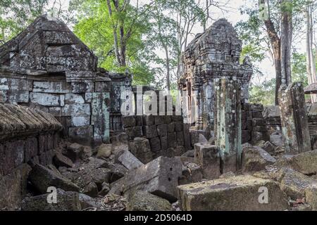 Angkor Wat Artefakt archeologia, Cambogia. Patrimonio dell'umanità dell'UNESCO. Paesaggio archeologico di Koh Ker Moss sulla pietra mattoni di arenaria laterite Foto Stock