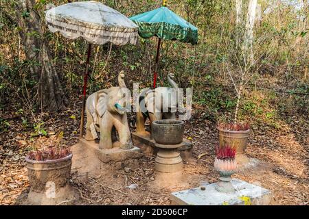 Prasat Krahom Tempio indù scultura elefante a Koh Ker Artefakt archeologia. Paesaggio archeologico di Koh Ker, Cambogia nord-occidentale. Muschio sulla st Foto Stock