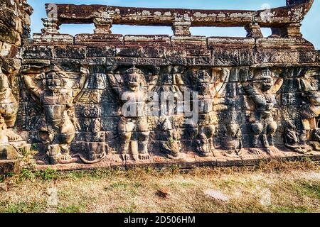 La terrazza del muro contiene sculture di Garudas Angkor Thom a Siem Reap, Cambogia. Foto Stock