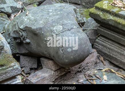 Tempio indù Prasat Krahom a Koh Ker. Artefakt complesso di templi archeologici nella giungla nord cambogiana. Paesaggio archeologico di Koh Ker, Northwe Foto Stock