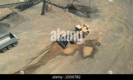 Vista dall'alto dell'escavatore giallo. Foto Stock