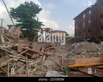 Lagos, Nigeria. 12 Ott 2020. La foto mostra il sito di un incidente di crollo di un edificio a Lagos, Nigeria, 12 ottobre 2020. Il bilancio delle vittime di un edificio a tre piani che qui è crollato domenica è salito a sette mentre le autorità hanno intensificato gli sforzi di ricerca e salvataggio. Credit: Tope Ayoku/Xinhua/Alamy Live News Foto Stock