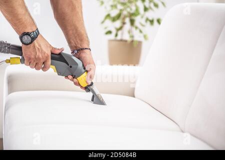 Pulizia chimica della profondità del divano da parte di un professionista Foto Stock