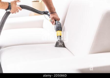 Pulizia a mano un divano con un pulitore a vapore, concetto di pulizia  della casa Foto stock - Alamy