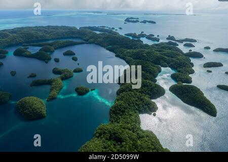 Vista aerea dell'isola di Eil Malk, Palau, che è la posizione di un certo numero di laghi riempiti di meduse. Le isole fanno parte del sito patrimonio dell'umanità dell'UNESCO. Foto Stock