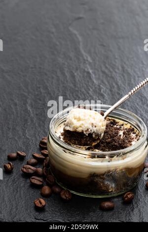 Layered cappuccino cremoso cheesecake in vasetti di vetro isolato su bianco Foto Stock