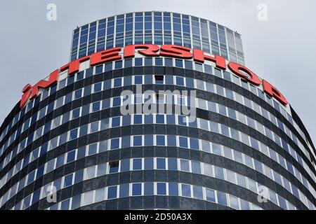 Jena, Germania. 12 Ott 2020. La scritta rossa 'Intershop' può essere vista sulla facciata della JenTower. Questa settimana inizia lo smantellamento del logo aziendale sull'ex Intershop Tower. Secondo la società, il contesto di questo è l'imminente trasferimento di Intershop alla nuova sede alla fine dell'anno. Le lettere illuminate alte quasi tre metri verranno smontate in più parti singole sul posto da scalatori industriali e trasportate verso il basso con un cosiddetto sistema di accesso alla facciata. Credit: Martin Schutt/dpa-Zentralbild/dpa/Alamy Live News Foto Stock