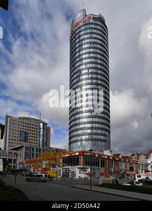 Jena, Germania. 12 Ott 2020. La scritta rossa 'Intershop' può essere vista sulla facciata della JenTower. Questa settimana inizia lo smantellamento del logo aziendale sull'ex Intershop Tower. Secondo la società, il contesto di questo è l'imminente trasferimento di Intershop alla nuova sede alla fine dell'anno. Le lettere illuminate alte quasi tre metri verranno smontate in più parti singole sul posto da scalatori industriali e trasportate verso il basso con un cosiddetto sistema di accesso alla facciata. Credit: Martin Schutt/dpa-Zentralbild/dpa/Alamy Live News Foto Stock