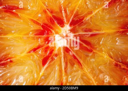 Close up macro di organico fresco sangue siciliano arance a fette. Foto Stock