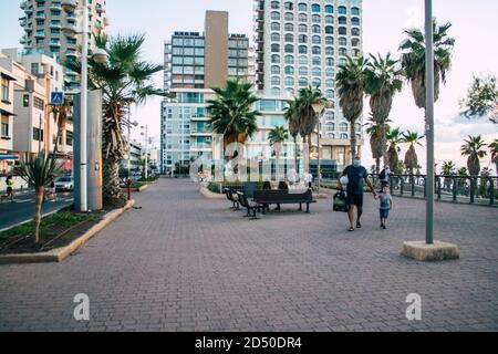 Tel Aviv Israele 11 ottobre 2020 Vista di persone israeliane non identificate che si trovano nelle strade di Tel Aviv nonostante il blocco e l'epidemia di Coronavirus Foto Stock