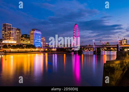 Dopo il tramonto al Golden Jubilee and Hungerford Bridges, Westminster, Londra, Regno Unito Foto Stock