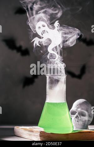 Bottiglia da laboratorio con Little Ghost Foto Stock