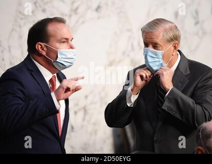 Washington, Stati Uniti. 12 Ott 2020. Michael Lee (R-UT) (2° L) parla con il Presidente Sen. Lindsey Graham (R-SC) (2° R) prima dell'inizio dell'audizione di conferma del Comitato giudiziario del Senato per il candidato alla Corte Suprema Amy Coney Barrett su Capitol Hill a Washington, DC lunedì 12 ottobre 2020. Le audizioni dovrebbero durare quattro giorni. Se confermato, Barrett sostituirà Justice Ruth Bader Ginsburg, morto il mese scorso. Foto di Kevin Dietsch/UPI Credit: UPI/Alamy Live News Foto Stock