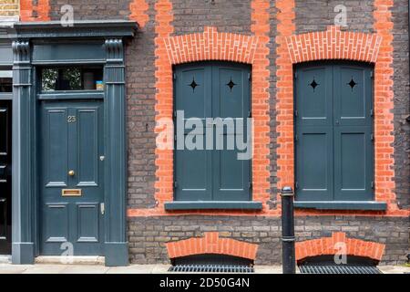 Londra, UK, 1 luglio 2012 : Georgiano casa a schiera in Spitafields una volta la casa di un ricco mercante di seta di Huguenot ed è un popolare viaggio desti Foto Stock