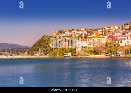 Pilos, Grecia - Aprile 2, 2019: vista panoramica della città di Pilos situato nel Peloponneso, Messinia prefettura Foto Stock