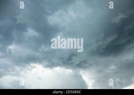 Le nuvole blu scuro o grigie appaiono minacciose e scure il cielo pronto per la pioggia Foto Stock