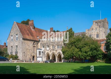 Winchester Deanery, vista in estate del Deanery edificio situato nella Winchester Cathedral Grounds, Hampshire, Inghilterra, Regno Unito Foto Stock