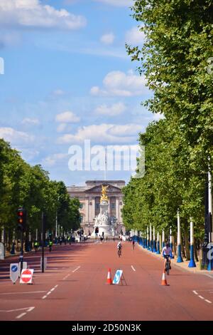 Vista di Buckingham Palace dal Mall, Londra, Regno Unito Foto Stock