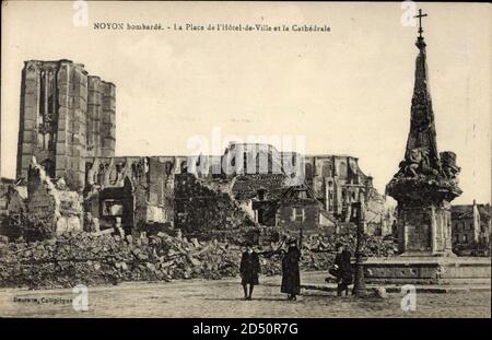 Noyon Oise, vue générale de la Place de l'Hôtel de Ville et la Cathédrale | utilizzo in tutto il mondo Foto Stock