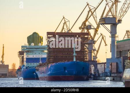 Riparazione di una nave enorme sull'iride del northern bay e un impianto di costruzione navale Foto Stock