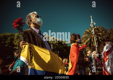 Barcellona, Spagna. 12 Ott 2020. I catalani anti-separatisti prendono parte a un'offerta floreale al Monumento Colombo di Barcellona che segna il National Day Credit della Spagna: Matthias Oesterle/Alamy Live News Foto Stock