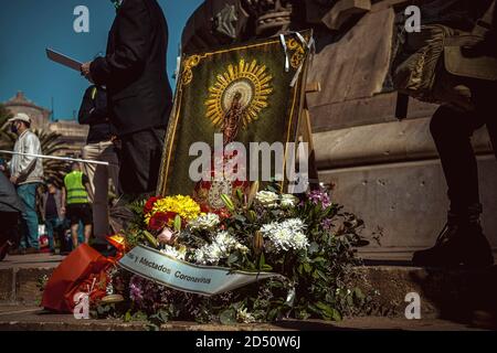 Barcellona, Spagna. 12 Ott 2020. I catalani anti-separatisti prendono parte a un'offerta floreale al Monumento Colombo di Barcellona che segna il National Day Credit della Spagna: Matthias Oesterle/Alamy Live News Foto Stock