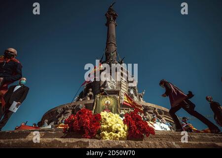 Barcellona, Spagna. 12 Ott 2020. I catalani anti-separatisti prendono parte a un'offerta floreale al Monumento Colombo di Barcellona che segna il National Day Credit della Spagna: Matthias Oesterle/Alamy Live News Foto Stock