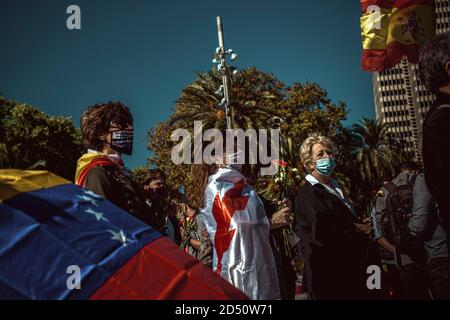 Barcellona, Spagna. 12 Ott 2020. I catalani anti-separatisti prendono parte a un'offerta floreale al Monumento Colombo di Barcellona che segna il National Day Credit della Spagna: Matthias Oesterle/Alamy Live News Foto Stock