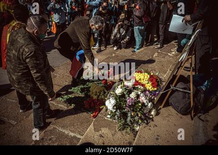 Barcellona, Spagna. 12 Ott 2020. I catalani anti-separatisti prendono parte a un'offerta floreale al Monumento Colombo di Barcellona che segna il National Day Credit della Spagna: Matthias Oesterle/Alamy Live News Foto Stock