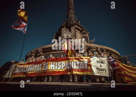 Barcellona, Spagna. 12 Ott 2020. L'anti-separatista catalano onda bandiere spagnole mentre si riuniscono al Monumento di Colombo a Barcellona che segna il credito nazionale della Spagna: Matthias Oesterle/Alamy Live News Foto Stock